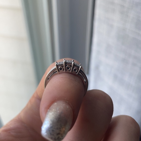 10k WG DIAMOND RING - Picture 3 of 7